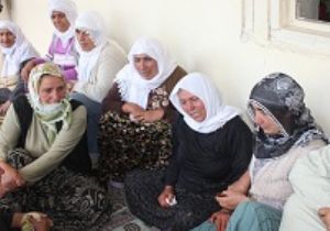 Ağrı şehidine ağlıyor